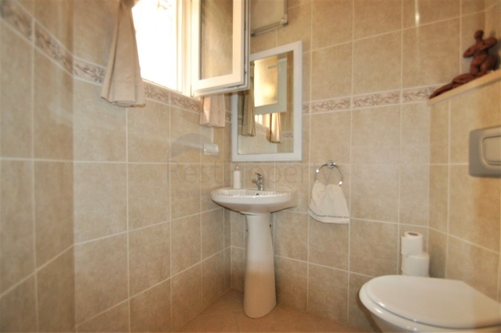 فيلا مع مسبح خاص وأراضي كبيرة