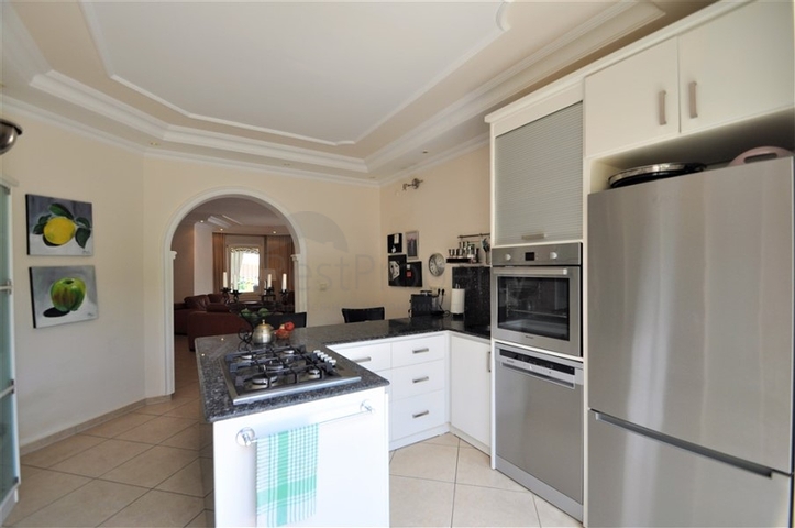 فيلا مع مسبح خاص وأراضي كبيرة