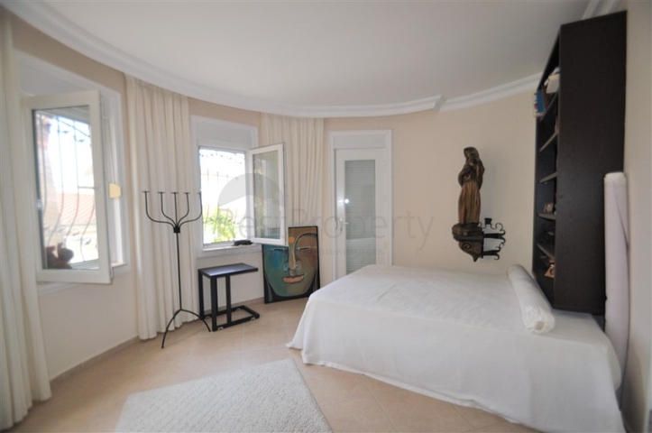 فيلا مع مسبح خاص وأراضي كبيرة