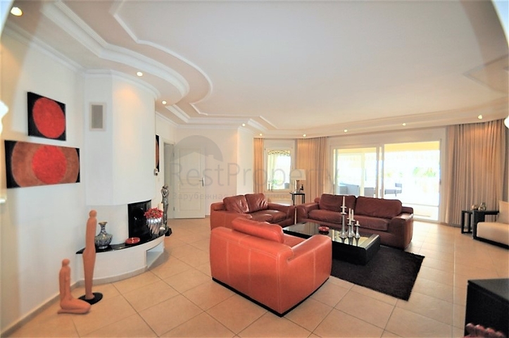 فيلا مع مسبح خاص وأراضي كبيرة