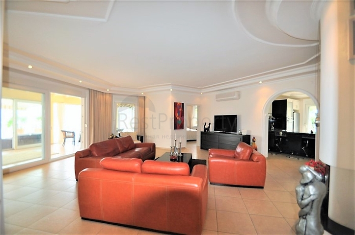 فيلا مع مسبح خاص وأراضي كبيرة