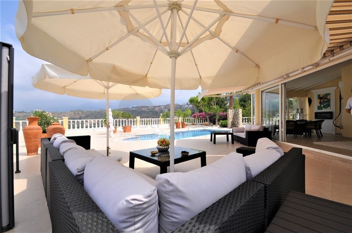 فيلا مع مسبح خاص وأراضي كبيرة