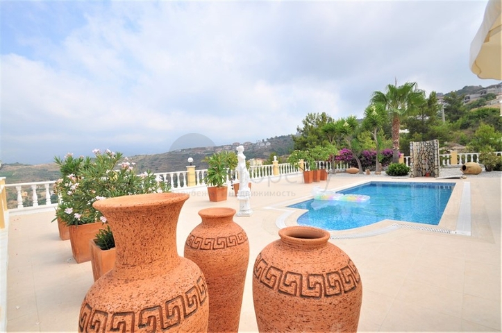 فيلا مع مسبح خاص وأراضي كبيرة