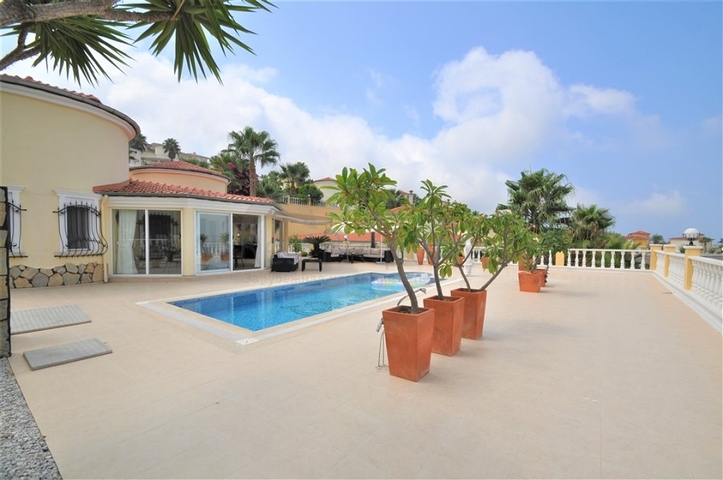 فيلا مع مسبح خاص وأراضي كبيرة