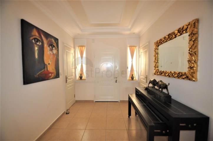 فيلا مع مسبح خاص وأراضي كبيرة