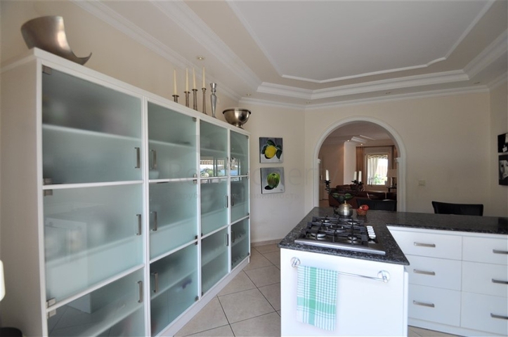 فيلا مع مسبح خاص وأراضي كبيرة