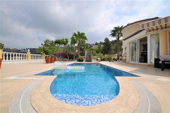 فيلا مع مسبح خاص وأراضي كبيرة