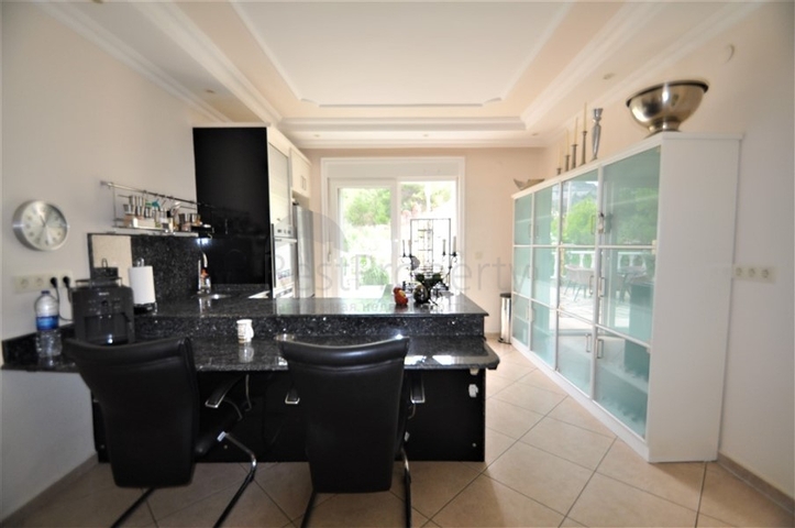 فيلا مع مسبح خاص وأراضي كبيرة