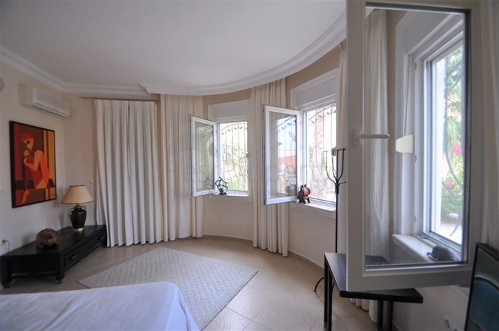 فيلا مع مسبح خاص وأراضي كبيرة