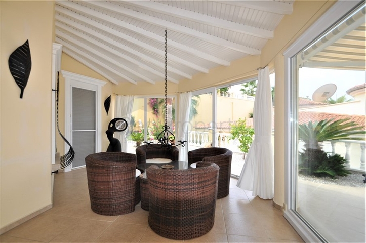 فيلا مع مسبح خاص وأراضي كبيرة