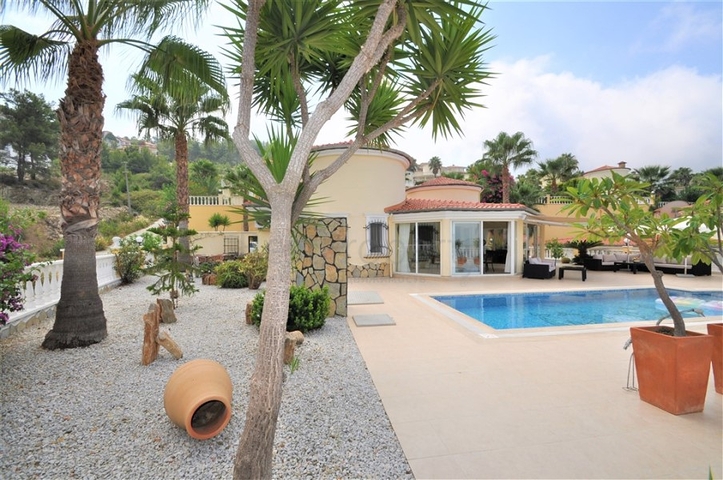 فيلا مع مسبح خاص وأراضي كبيرة