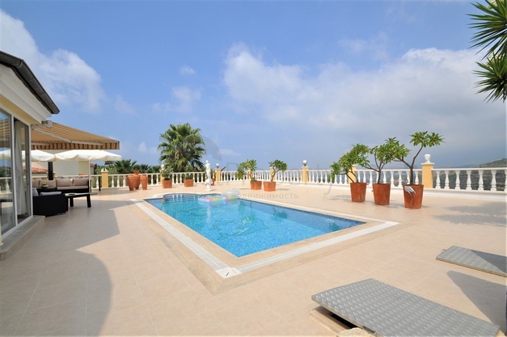 فيلا مع مسبح خاص وأراضي كبيرة