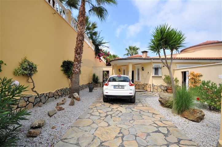 فيلا مع مسبح خاص وأراضي كبيرة