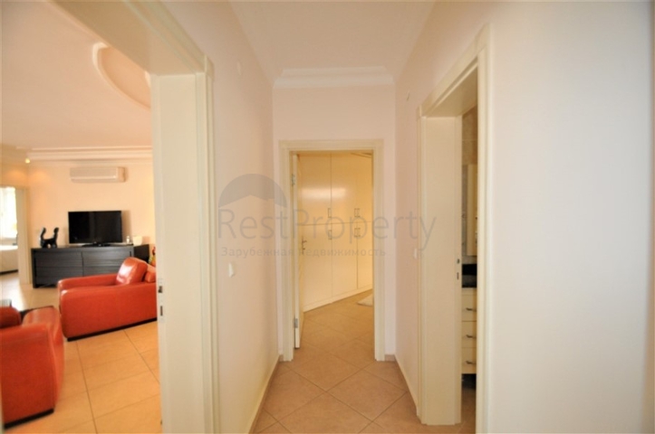 فيلا مع مسبح خاص وأراضي كبيرة