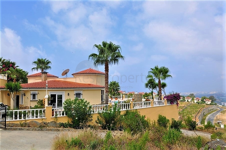 فيلا مع مسبح خاص وأراضي كبيرة