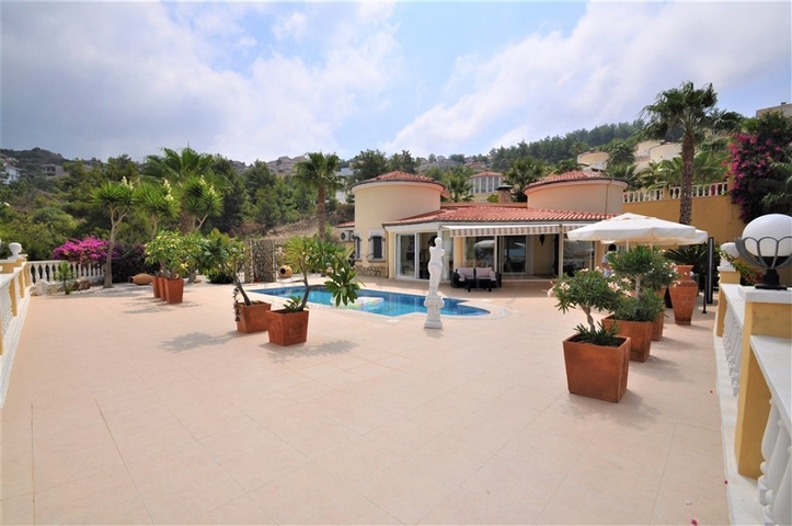 فيلا مع مسبح خاص وأراضي كبيرة