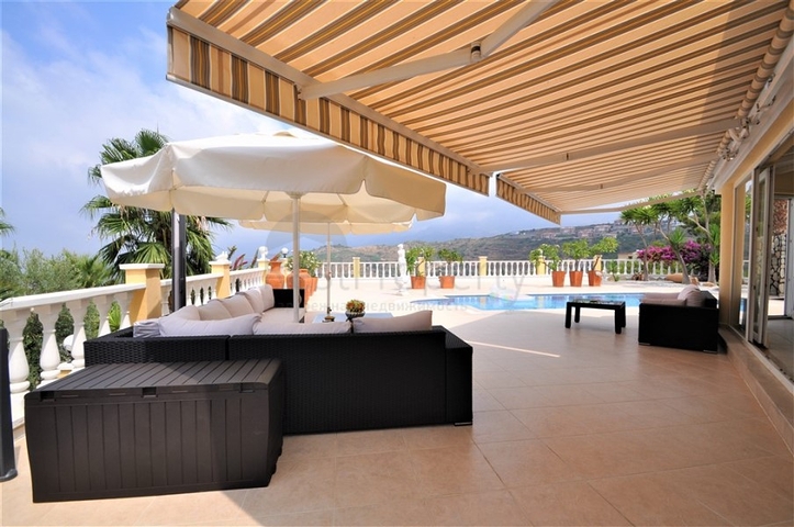 فيلا مع مسبح خاص وأراضي كبيرة