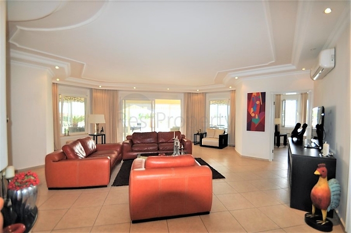 فيلا مع مسبح خاص وأراضي كبيرة