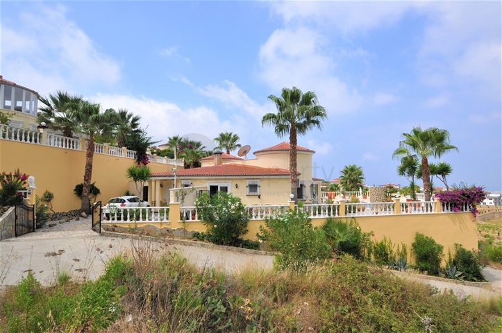 فيلا مع مسبح خاص وأراضي كبيرة