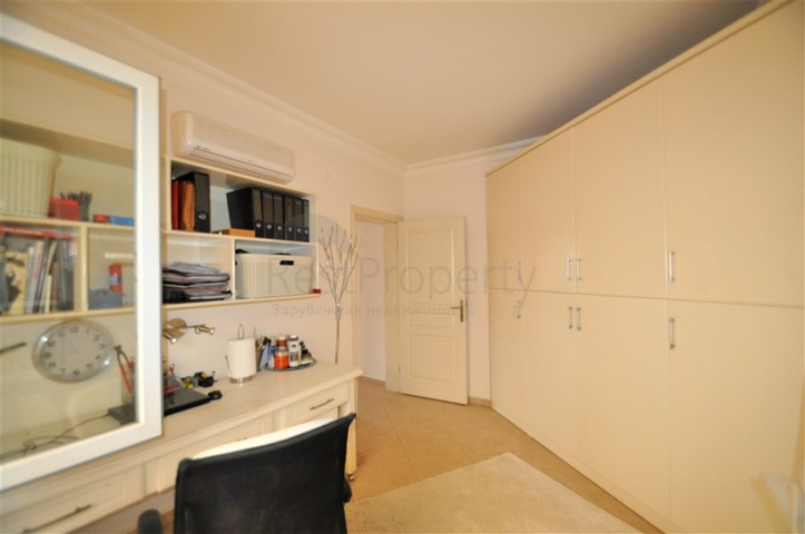 فيلا مع مسبح خاص وأراضي كبيرة