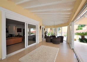 فيلا مع مسبح خاص وأراضي كبيرة