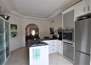 فيلا مع مسبح خاص وأراضي كبيرة