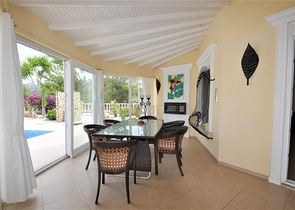 فيلا مع مسبح خاص وأراضي كبيرة