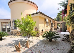 فيلا مع مسبح خاص وأراضي كبيرة