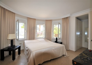 فيلا مع مسبح خاص وأراضي كبيرة