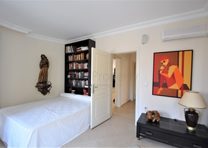 فيلا مع مسبح خاص وأراضي كبيرة