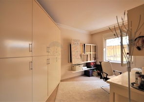 فيلا مع مسبح خاص وأراضي كبيرة