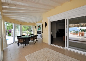 فيلا مع مسبح خاص وأراضي كبيرة