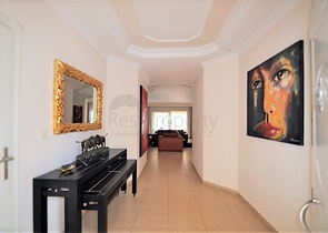 فيلا مع مسبح خاص وأراضي كبيرة