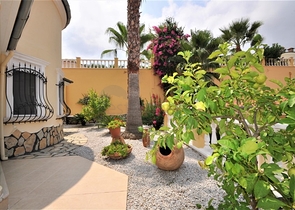 فيلا مع مسبح خاص وأراضي كبيرة