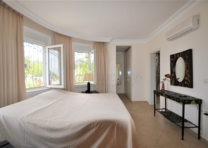 فيلا مع مسبح خاص وأراضي كبيرة