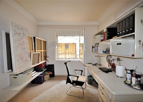 فيلا مع مسبح خاص وأراضي كبيرة