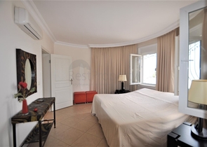 فيلا مع مسبح خاص وأراضي كبيرة