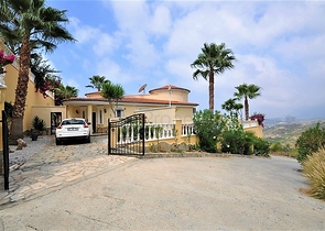 فيلا مع مسبح خاص وأراضي كبيرة