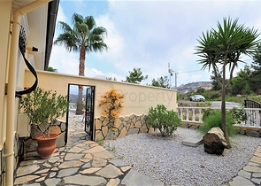 فيلا مع مسبح خاص وأراضي كبيرة