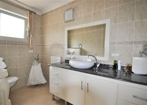 فيلا مع مسبح خاص وأراضي كبيرة