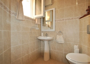 فيلا مع مسبح خاص وأراضي كبيرة