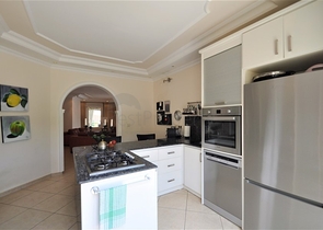 فيلا مع مسبح خاص وأراضي كبيرة