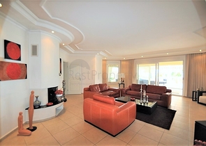 فيلا مع مسبح خاص وأراضي كبيرة