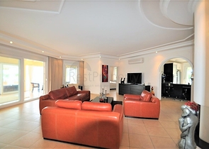 فيلا مع مسبح خاص وأراضي كبيرة