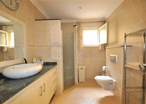 فيلا مع مسبح خاص وأراضي كبيرة