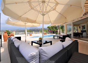 فيلا مع مسبح خاص وأراضي كبيرة