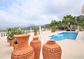 فيلا مع مسبح خاص وأراضي كبيرة