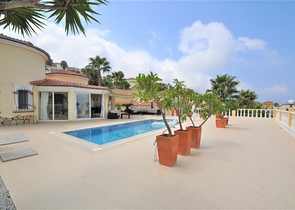 فيلا مع مسبح خاص وأراضي كبيرة