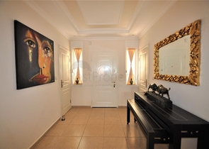 فيلا مع مسبح خاص وأراضي كبيرة