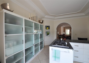 فيلا مع مسبح خاص وأراضي كبيرة